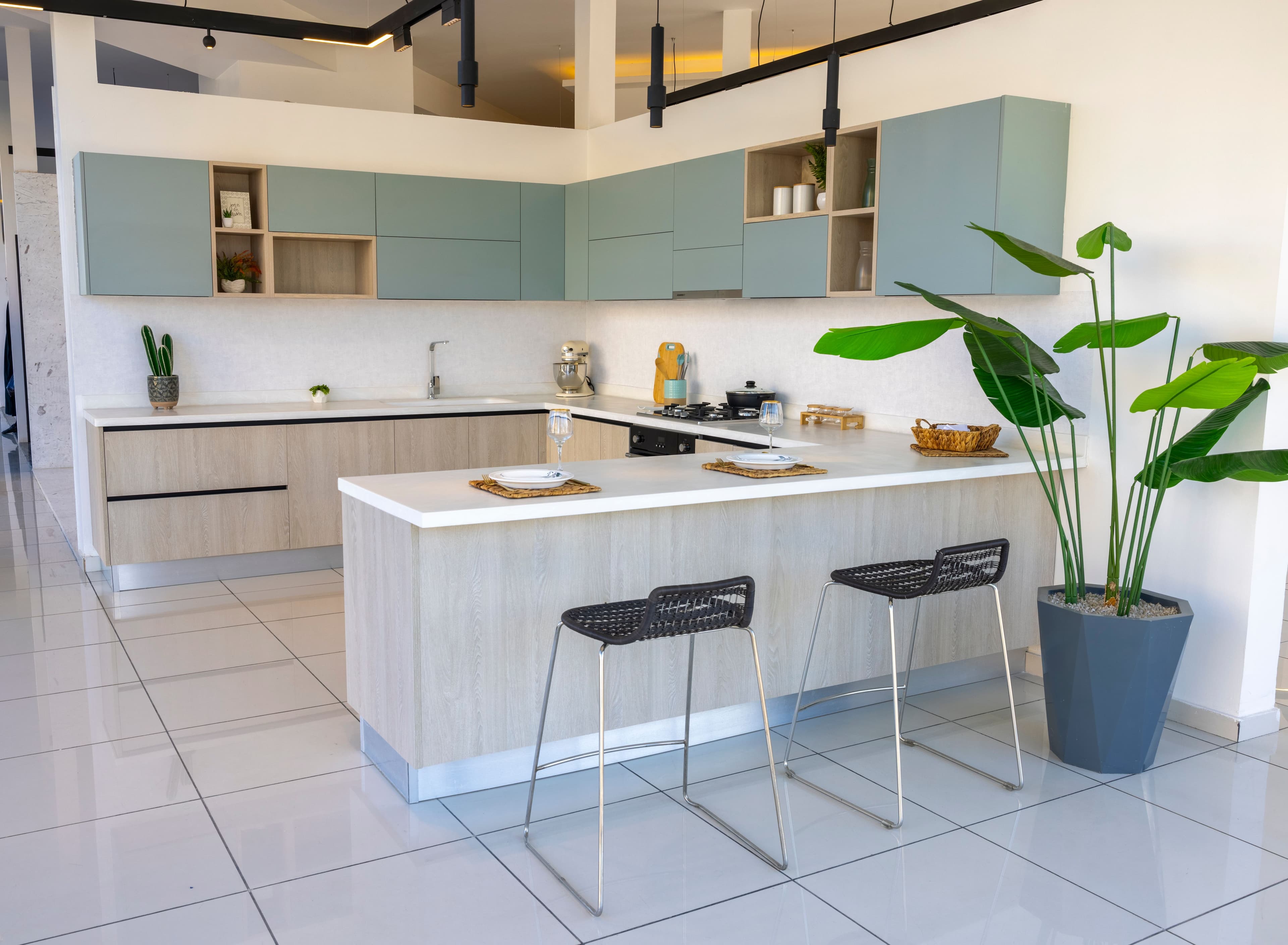 Cuisine Verde & Humo exposée par MDM, avec façades vertes, décor bois et îlot central