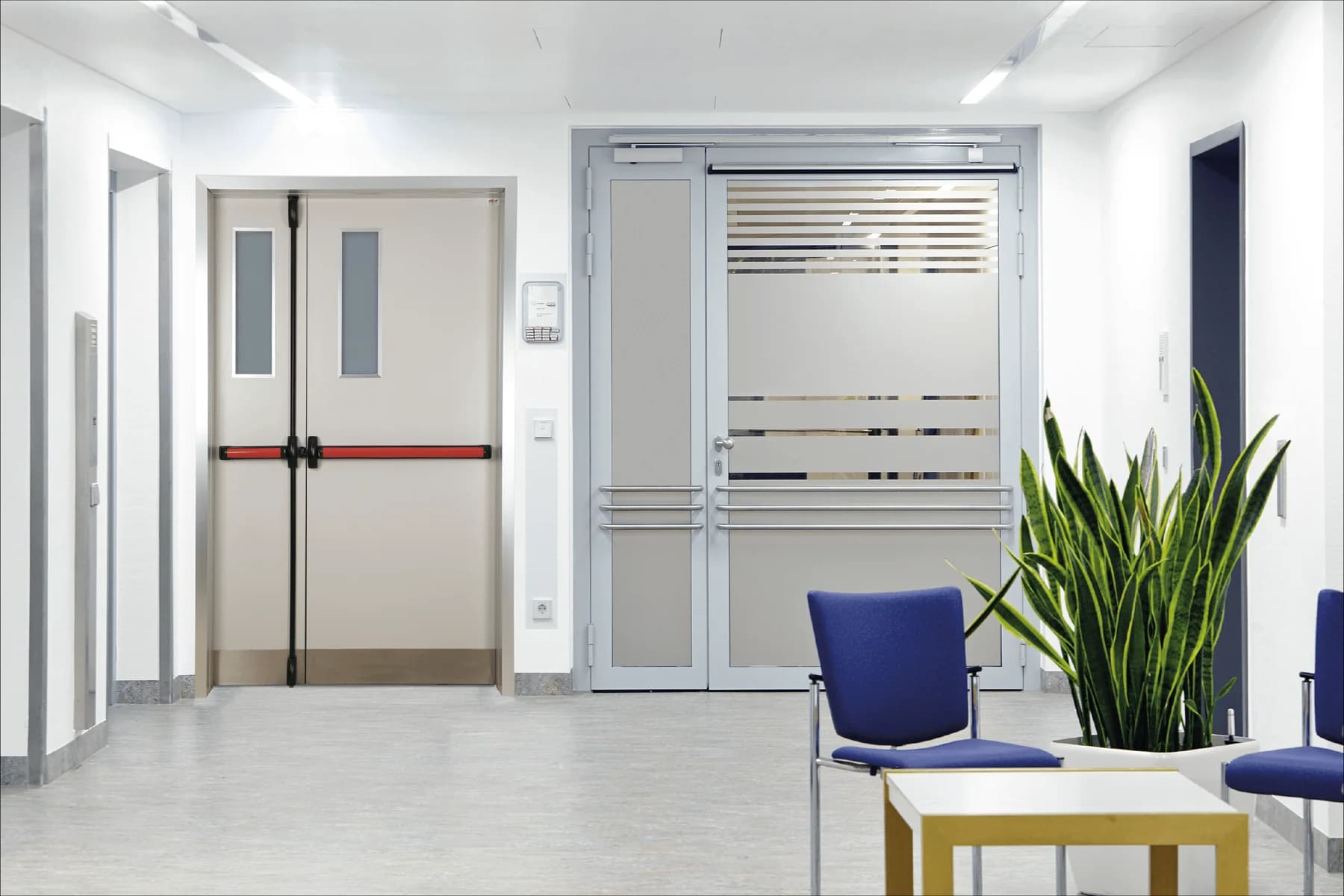 Portes techniques MDM avec vitrage et barres anti-panique